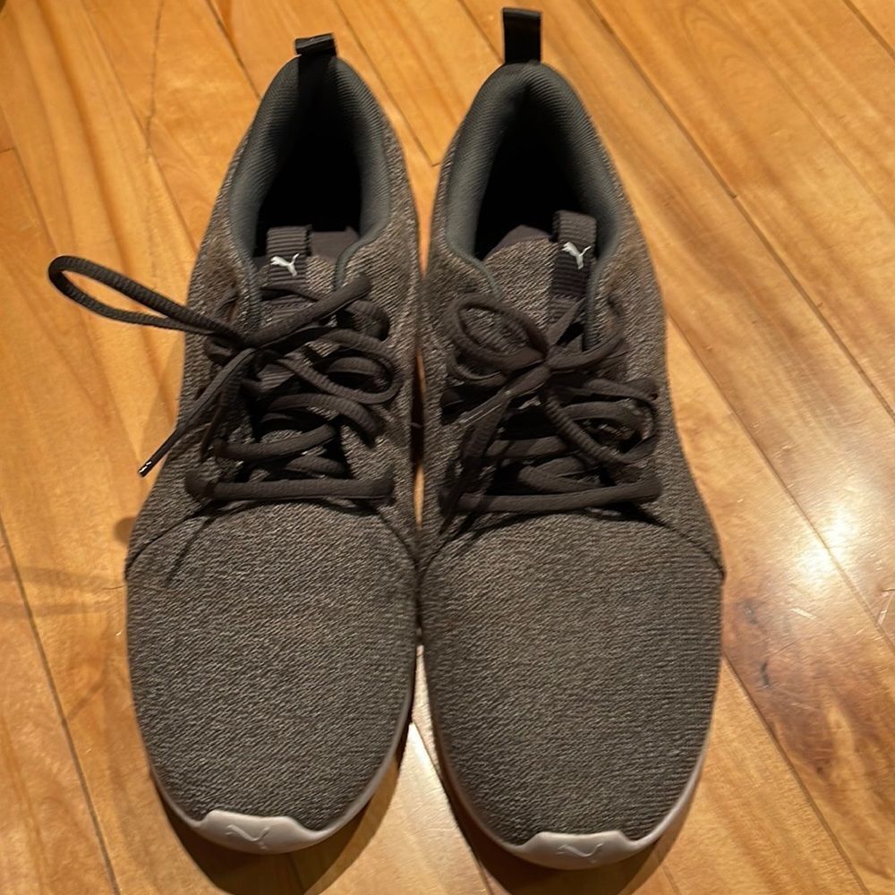 Z Puma heather gray stretch fabric low top lace up athletic shoes. Size 8.